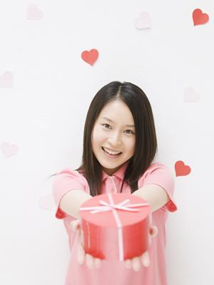 人目を引くバルーン付きのスタンド花を注文できる店